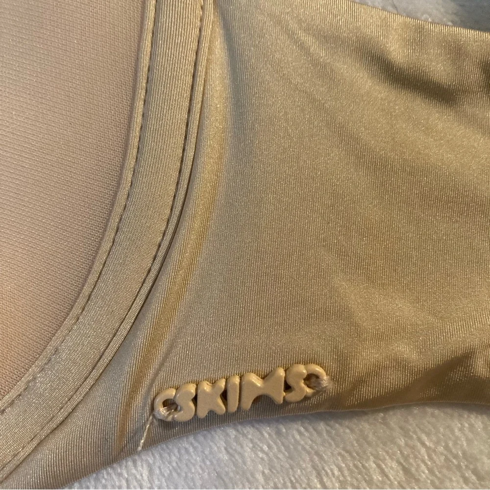 SKIMS Weightless Scoop Bra NWT 36B - Picture 4 of 5